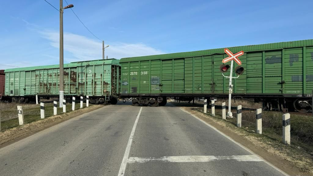 Трое детей погибли при столкновении автомобиля с поездом на Ставрополье