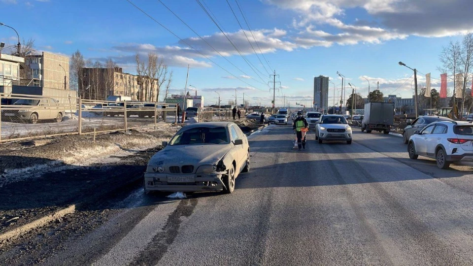 Водитель BMW в Екатеринбурге выехал на обочину и насмерть сбил 11-летнюю девочку