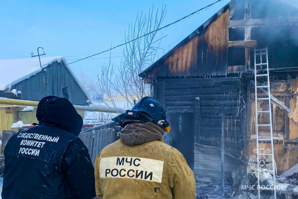 В Якутии в сгоревшем доме обнаружили тела двух взрослых и ребенка