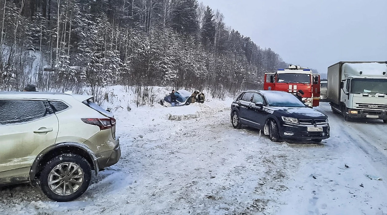 В Свердловской области из-за метели в аварию попали сразу более двух десятков машин