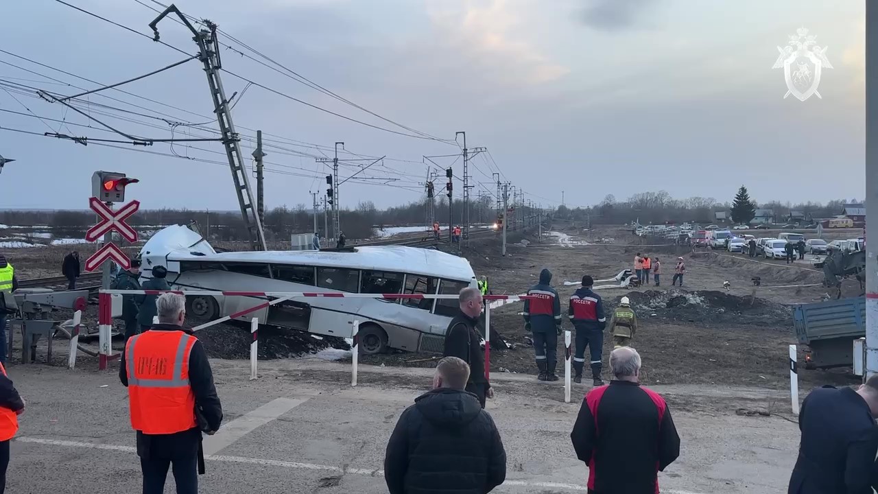 В Ярославской области возбуждено уголовное дело по факту столкновения автобуса и поезда, в результате которого погибли 7 человек