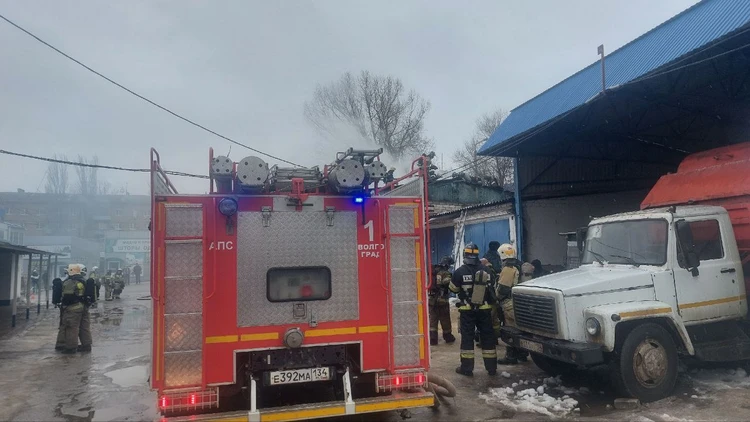 В Волгограде загорелся Тракторный рынок