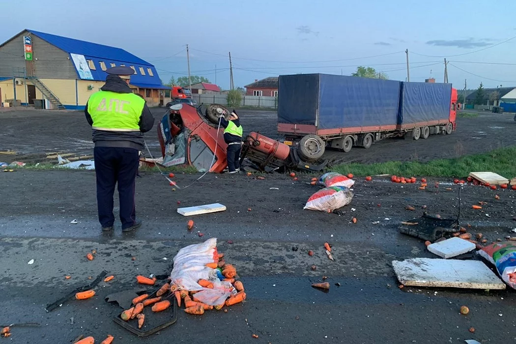 В Свердловской области столкнулись и взорвались три грузовика, водитель сгорел в машине