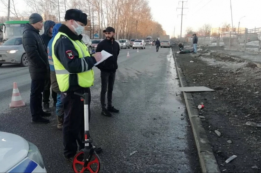 Автомобилист из Екатеринбурга вынужденно попал на обочину и сбил девочку, которая умерла до приезда скорой