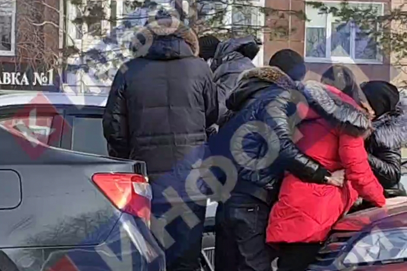 В Сургуте девушку насильно заталкивали в машину после ДТП