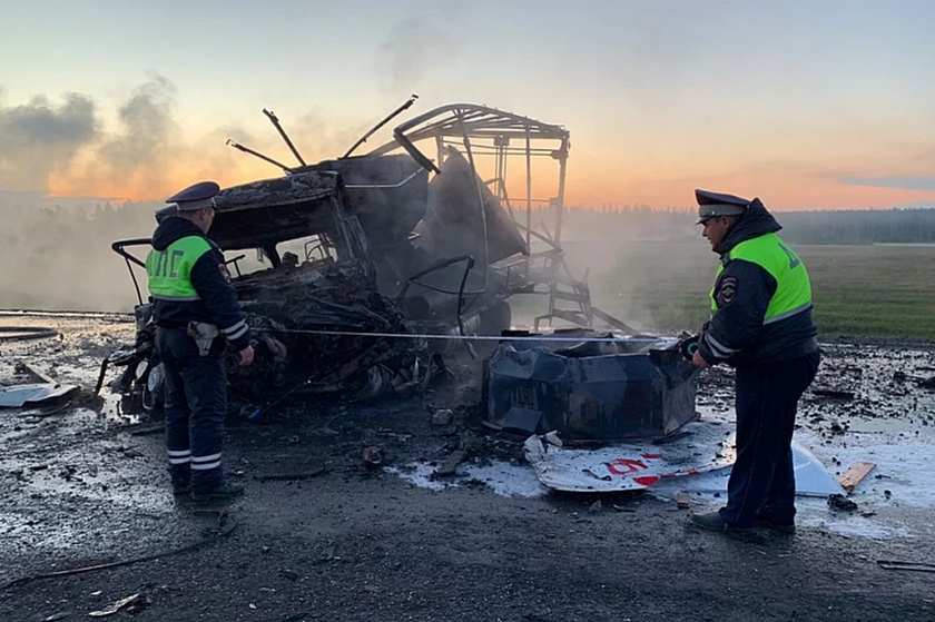 На трассе, Екатеринбург - Тюмень сгорел человек, который попал в серьезную аварию