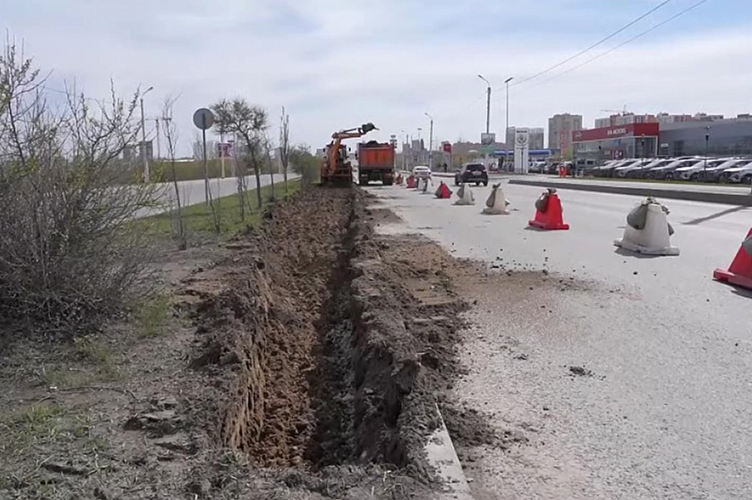 В Тюмени на улице Профсоюзной проходят дорожные работы для установки разворотных петель и повышения безопасности