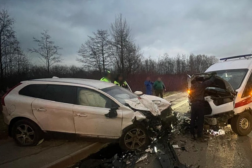 В Московской области легковушка врезалась в скорую: двое ранены