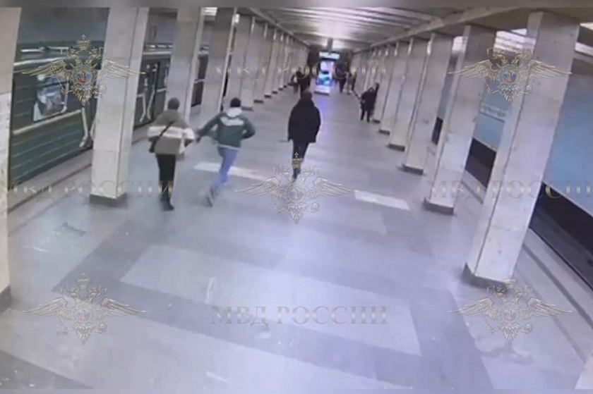 В Москве мужчина в ходе конфликта со своей знакомой столкнул ее с платформы