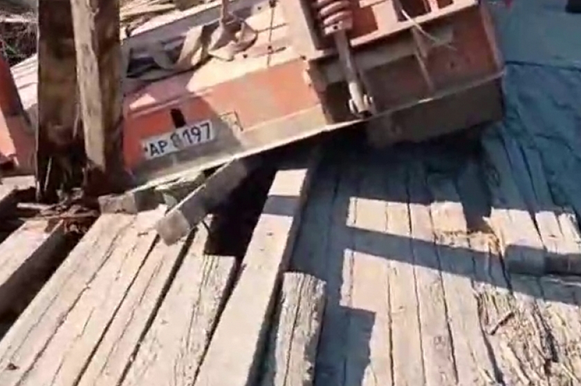   Частичное обрушение моста в Амурской области из-за бульдозера