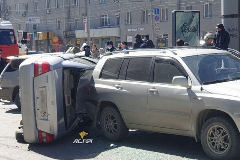 Крупное ДТП в центре Новосибирска: в аварии участвовало 5 автомобилей