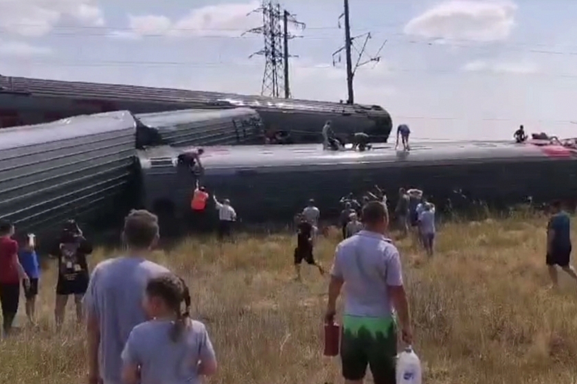 Поезд сошёл с рельсов в Волгоградской области из-за водителя грузовика