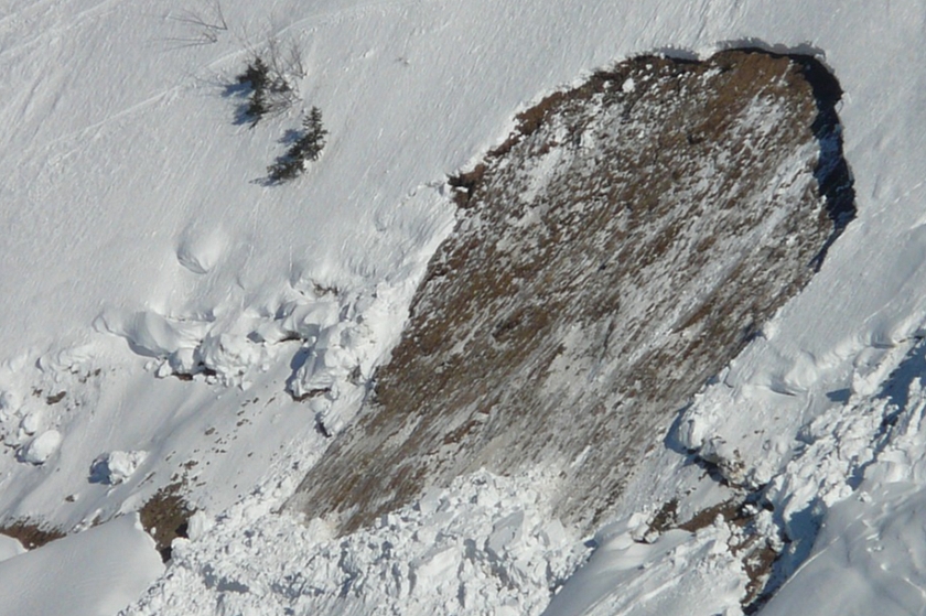 Пострадавшая после схода лавины в Мурманской области 12-летняя девочка умерла