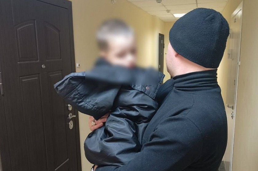 Раздетого ребенка нашли ночью в подъезде многоэтажки в Санкт-Петербурге