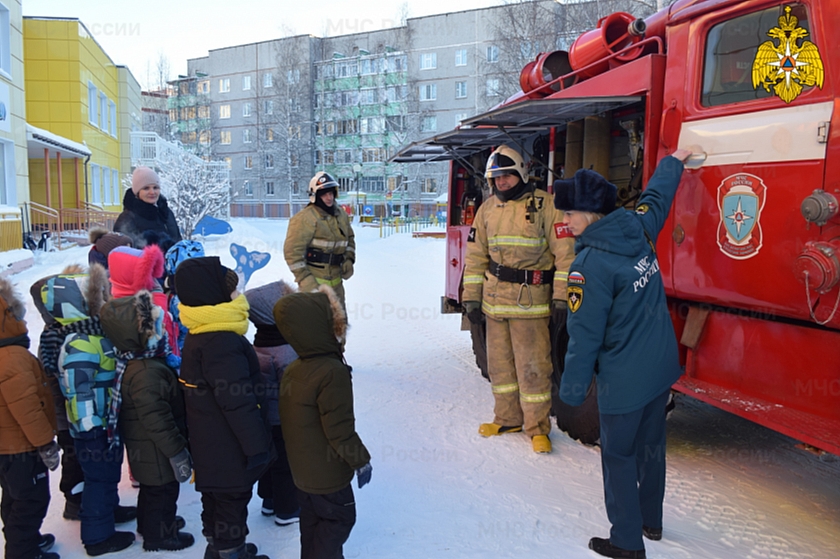 Пожарные Лангепаса приехали в гости к малышам из детского сада №1 «Росинка»