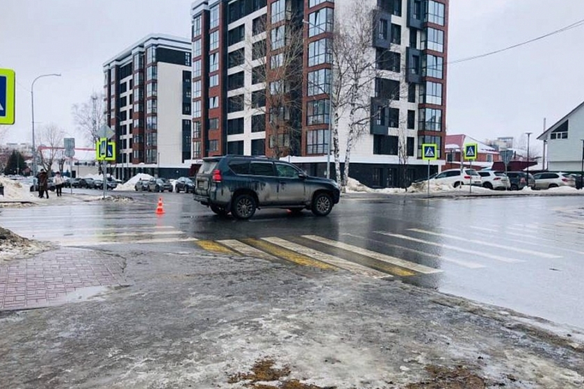 На пешеходном переходе в Ханты-Мансийске под машину попала женщина
