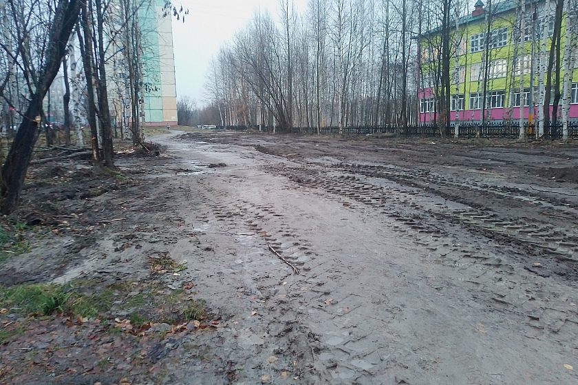 Жители Лангепаса жалуются на разрушенный тротуар после ремонта теплосетей