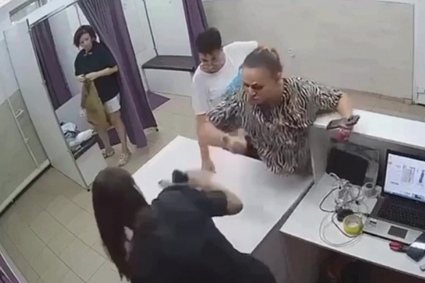 В Биробиджане учительница и замдиректора лицея избили сотрудницу ПВЗ