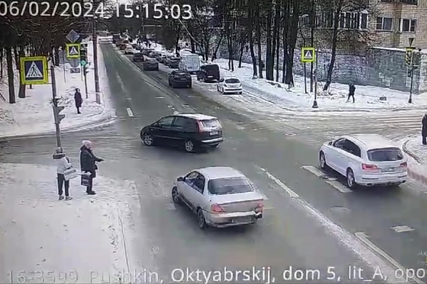 В Пушкине два автомобиля вылетели на тротуар и сбили пожилую женщину