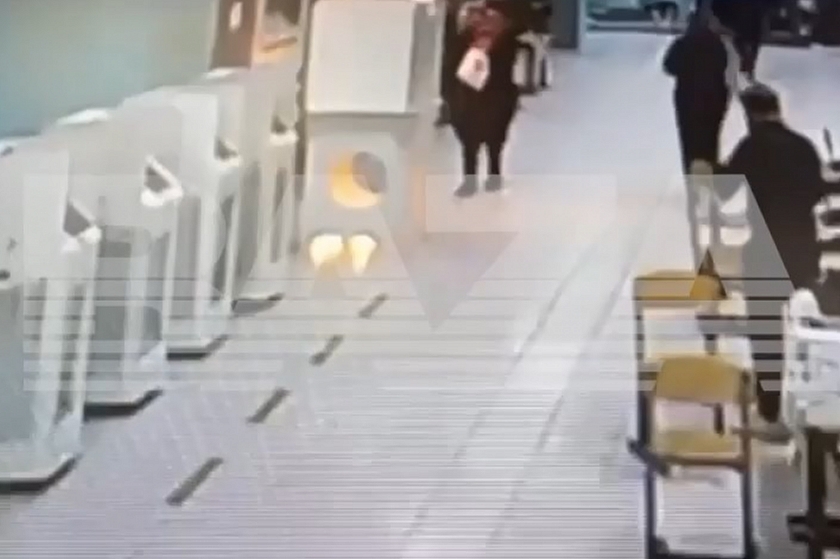 Женщина подожгла будку для голосования в Москве