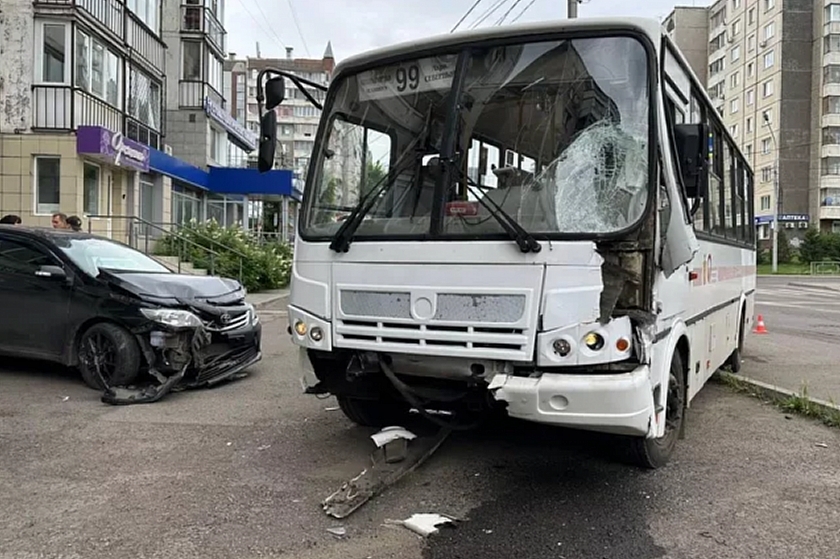 В Красноярске в ДТП с автобусом пострадала пассажирка
