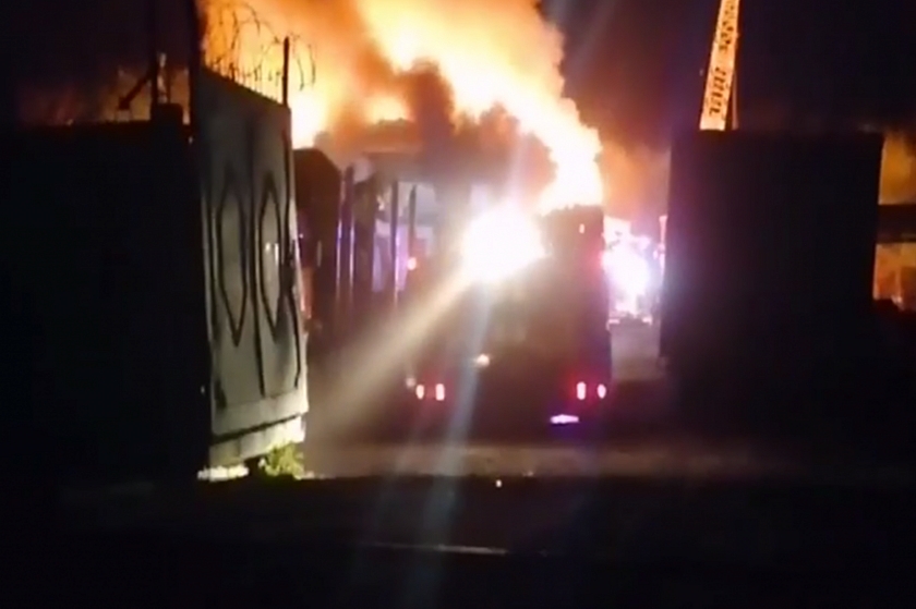 В Воронеже упал беспилотник, промышленное здание повреждено, возгорание на пилораме