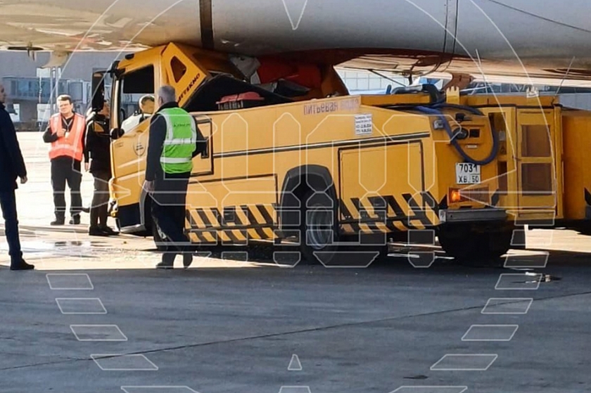 В Домодедово водитель водовоза врезался в самолёт Airbus A380-800