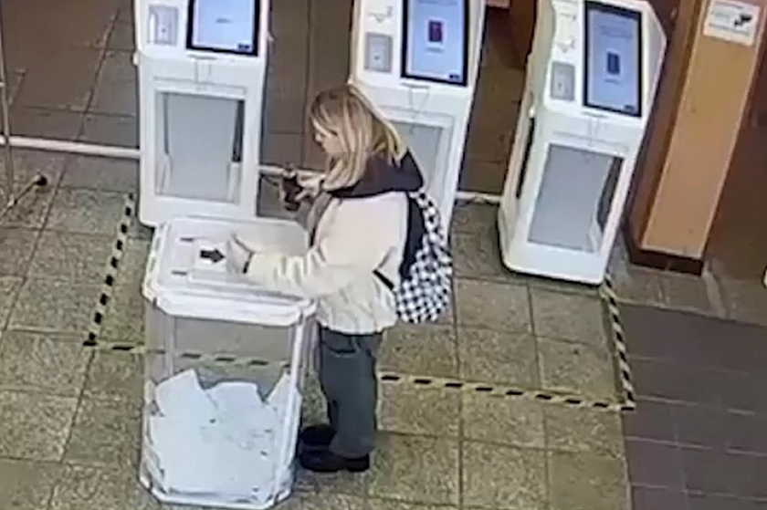 В Москве девушка залила зелёнкой урну с бюллетенями