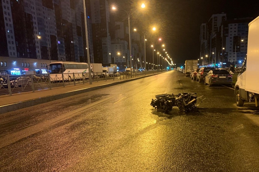 ДТП в Петербурге: погиб водитель мотоцикла, пассажирка в больнице