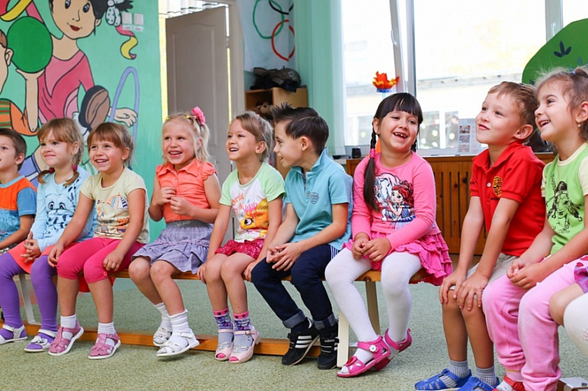 Власти Югры разрешили родителям присутствовать на утренниках в детсадах
