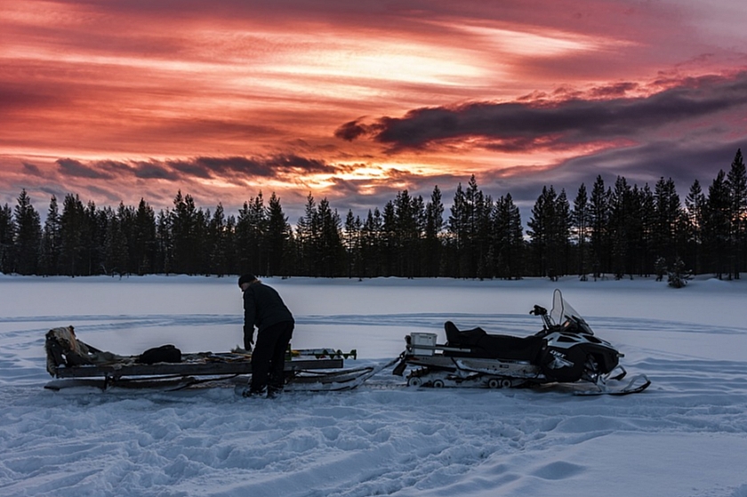 В окрестностях Сургута продолжаются поиски двух мужчин, которые провалились под лед на снегоходах