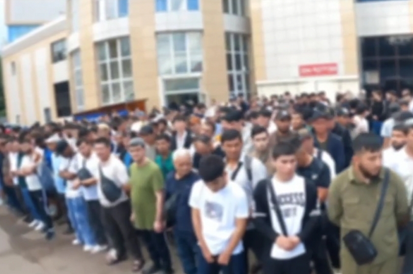 Массовый рейд мигрантов в Москве попал на видео