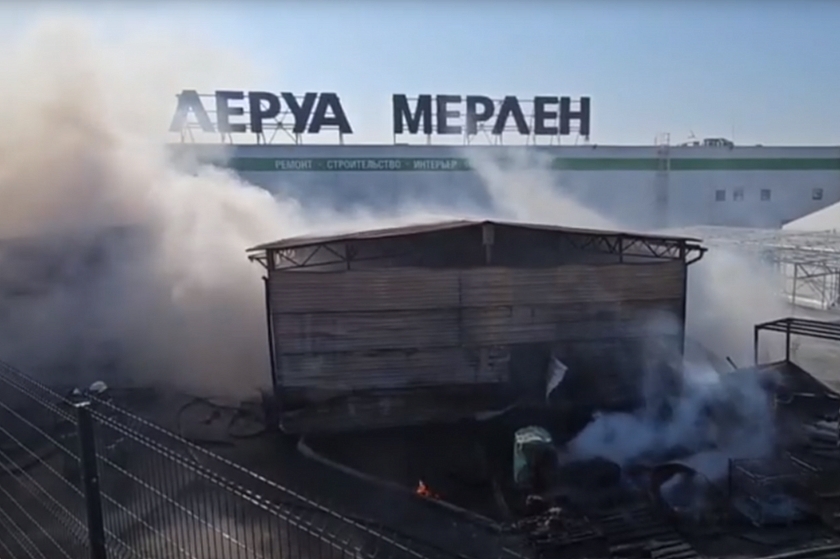МЧС ликвидировали пожар на складах «Леруа Мерлен» в городе Артеме