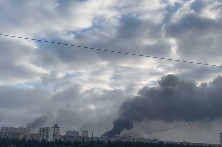 Столбы дыма в Киеве запечатлены на видео