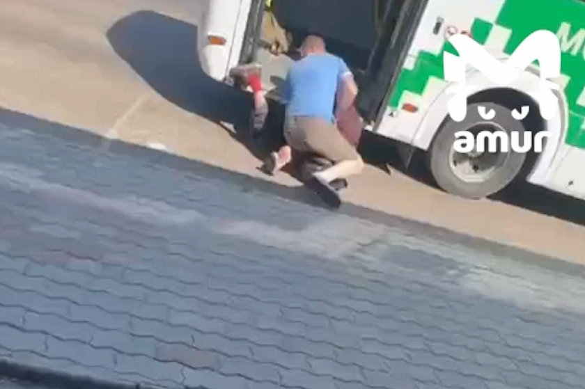 Водитель автобуса напал на пенсионера в Благовещенске из-за проезда