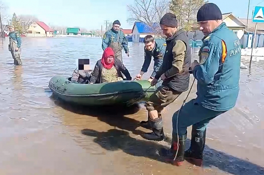 В оренбургском селе Краснохолм введен режим ЧС: спасатели МЧС России помогают пострадавшим