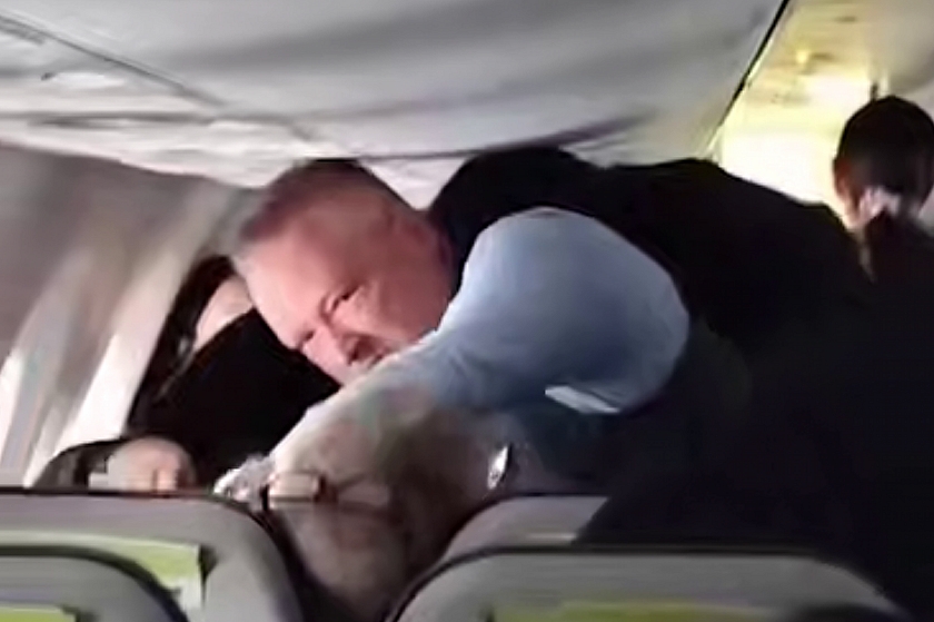 Бортпроводник Alaska Airlines усмирил буйного пассажира силой