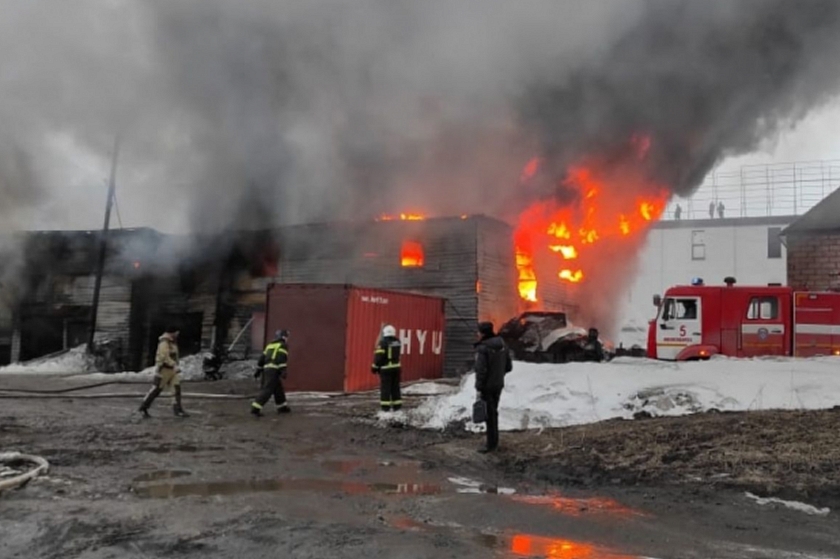 На одном из СТО в Новосибирске произошел крупный пожар