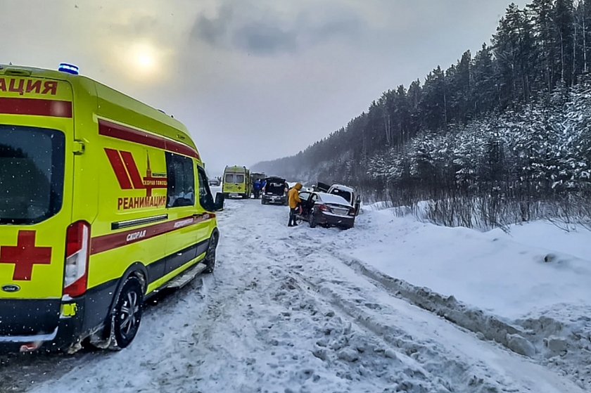 В Свердловской области из-за метели в аварию попали сразу более двух десятков машин