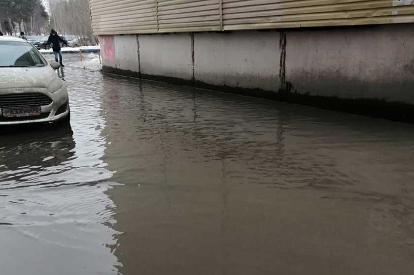 Рождественский потоп: повреждение теплотрассы оставило жителей Сургута без тепла