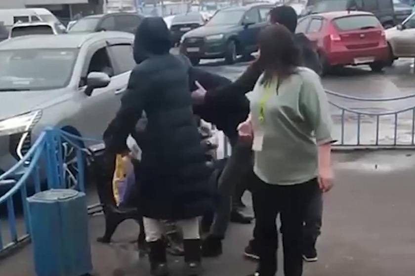 В Москве двое охранников избили покупательницу