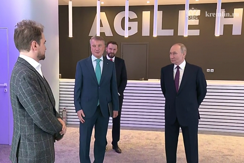 Владимир Путин посетил выставку AI-новинок