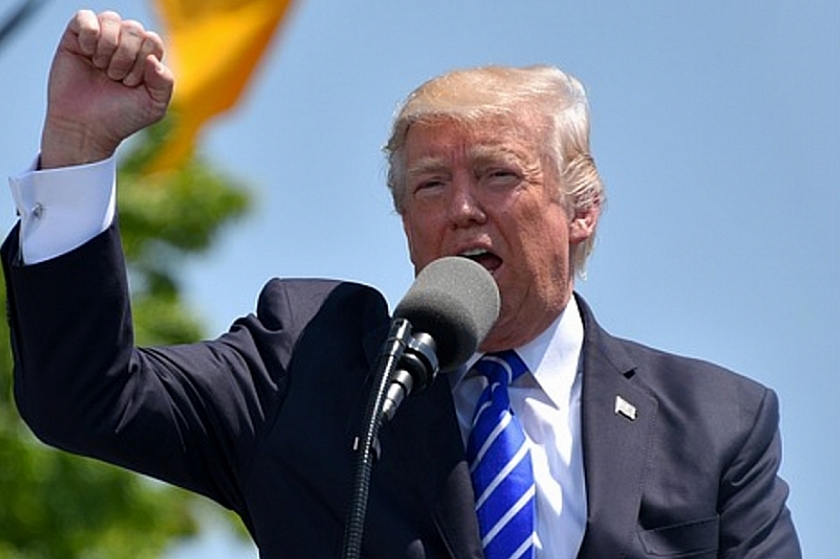 Трамп танцует на митинге после инцидента с обмороком  