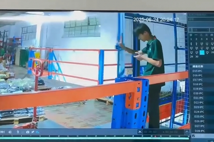 В Китае рабочий погиб, упав в шахту лифта