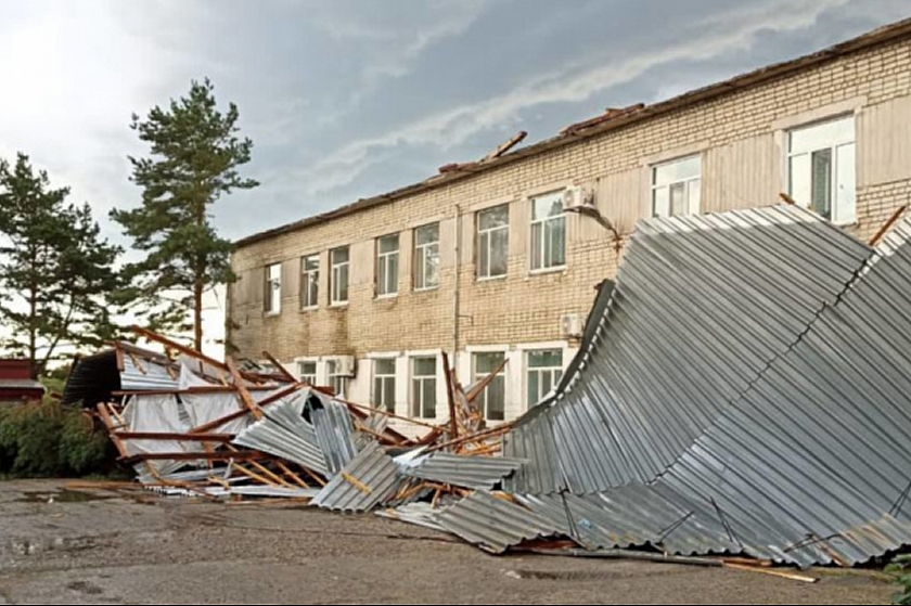 Крыша поехала: в Приморье ураган снес кровлю интерната для пациентов с нарушенной психикой