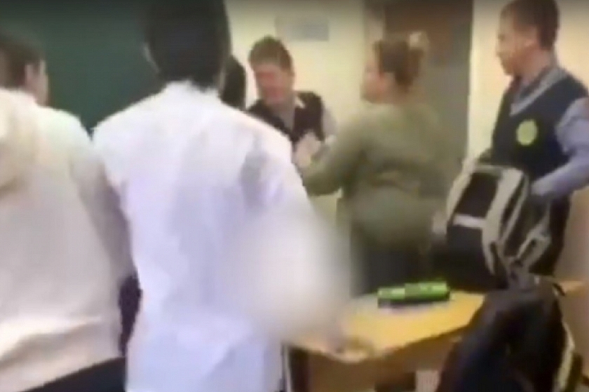 В тульской школе восьмиклассник напал на классного руководителя и угрожал учителям канцелярским ножом