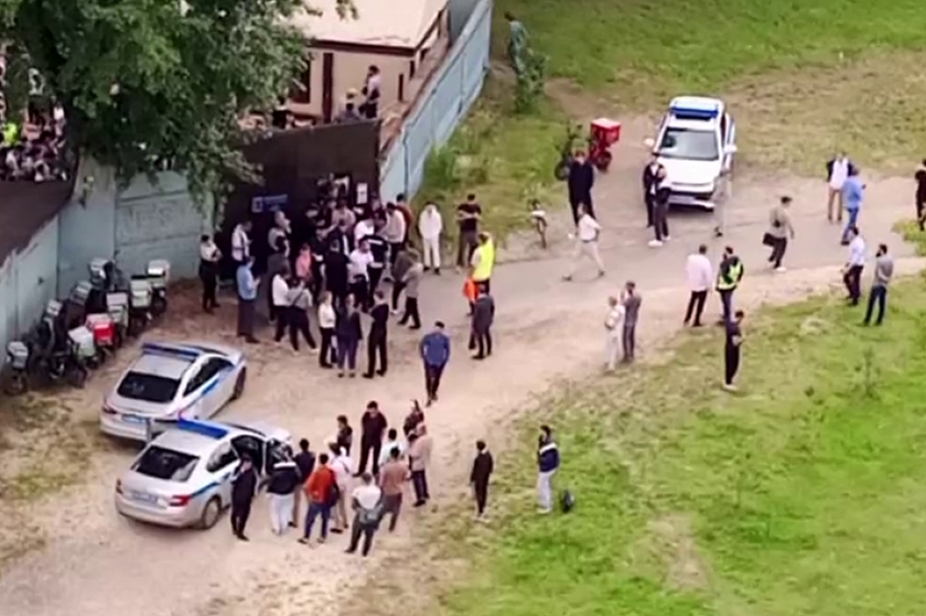 Собрание мигрантов в Москве: Видео из двора дома